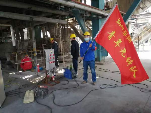 動力車間大修剛開始時，在3號爐零米，青工從車間領(lǐng)回青年先鋒隊隊旗（魏高強攝[1].jpg