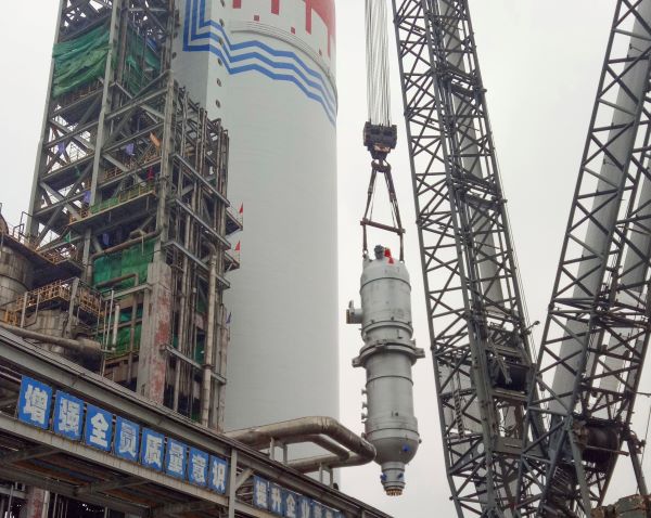 吊裝過程中的新汽提塔，尿素曾迎軍.jpg