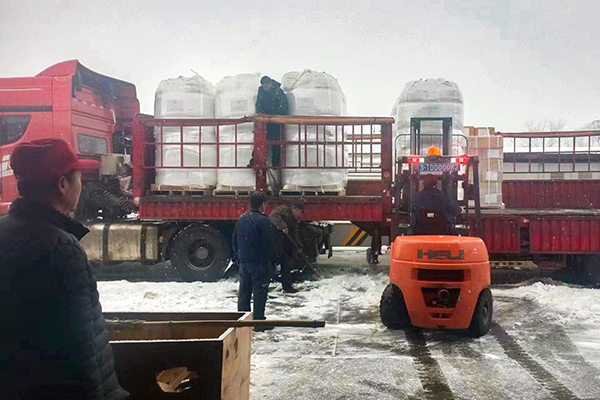 2月12日，物資采供部彬州分部在大雪中卸車，保障物資供應(yīng)(副圖）.jpg