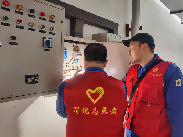 3月2日學(xué)雷鋒活動(dòng)現(xiàn)場(chǎng)，黨員喬磊和王益對(duì)現(xiàn)場(chǎng)配電箱進(jìn)行隱患排查(1).png