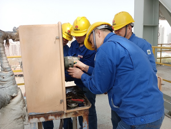4月6日，空分尿素工段段長郭凱、技術(shù)員張桂芳等人在尿素框架五樓進行電纜更換，變送器接線檢維修工作  計控電儀部 馮香妮 攝.jpg