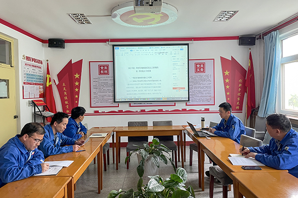 4月12日上午10點(diǎn)，動(dòng)力車間黨支部在黨員活動(dòng)室組織召開4月份黨風(fēng)廉政建設(shè)專題會(huì)議，學(xué)習(xí)貫徹公司紀(jì)檢委員例會(huì)精神，安排部署支部二季度黨風(fēng)廉政建設(shè)重點(diǎn)工作。.jpg