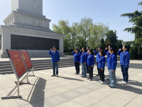 圖三：在革命烈士紀(jì)念碑前，全體黨員重溫入黨誓詞.jpg