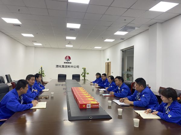 4月18日，制氣車間黨支部與質(zhì)量監(jiān)督檢驗部黨支部在彬州公司會議室，開展對標(biāo)交流活動，支部書記就提升支部黨建標(biāo)準(zhǔn)化建設(shè)交流經(jīng)驗畫面。.jpg