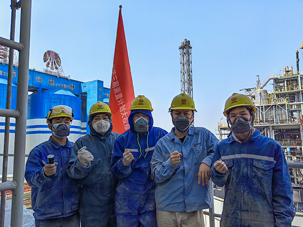5月12日，動力車間三期脫硫塔灰斗平臺，青年先鋒隊清理脫硫塔灰斗內(nèi)積灰，在休息時合影.jpg