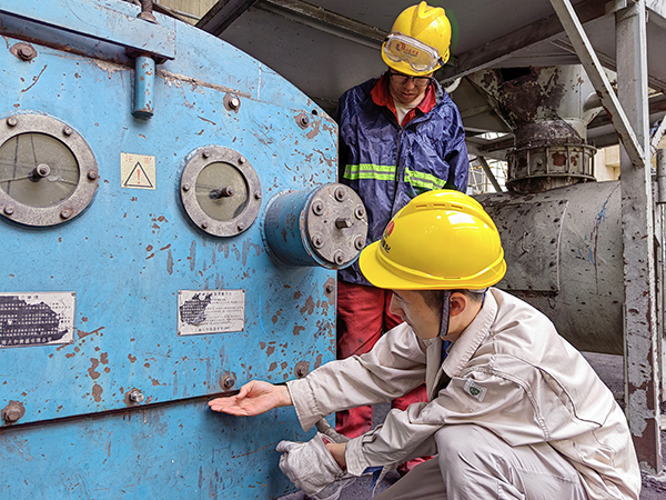5月16日，動力車間三期給煤機，屈豪正在檢查給煤機的復(fù)位情況.jpg