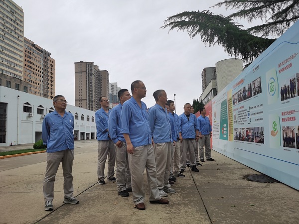 7月3日下午，尿素車間在公司辦公樓前黨員職工參觀公司主題展板2.jpg