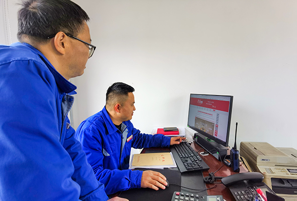 2023年3月24日運(yùn)銷市場部鐵路科劉懷陽和封保行正在交流學(xué)習(xí)經(jīng)驗(yàn)   600.jpg