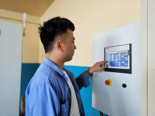7月26日，尿素車間化工四班于堯?qū)αＷ永鋮s器運行工況進行調(diào)整.jpg