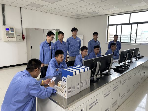 開展班前會議，強調(diào)降本增效需要從身邊的小事做起。.jpg