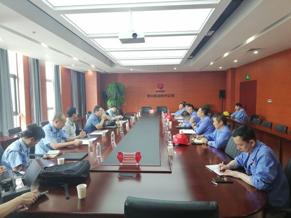 8月17日，省環(huán)保廳一行到公司開展環(huán)保檢查，彬州公司副總經(jīng)理、生產(chǎn)部部長張安平，彬州公司安環(huán)部部長秦敏建等相關(guān)單位主要負(fù)責(zé)人參加迎接，此圖為檢查組在三樓行政會(huì)議室檢查交流.jpg