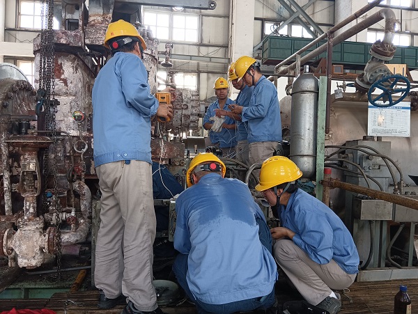 8月31日，二期機(jī)組廠房二樓空分尿素工段人員在回裝空壓機(jī)軸系儀表-3.jpg