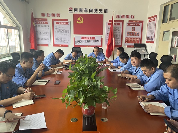 9月11日，公司總工程師馬軍忙參加尿素車間三季度組織生活會.jpg