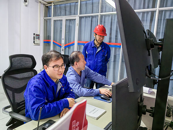 9日上午，動(dòng)力車間主任姜軍虎和技術(shù)員陳健在三期中控室指導(dǎo)5號(hào)鍋爐停爐作業(yè).jpg
