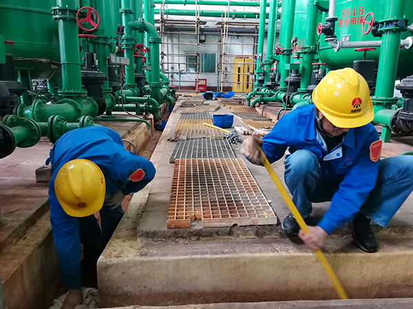 10月15日，脫鹽水站員工清理地溝積水以交出地溝防腐.jpg