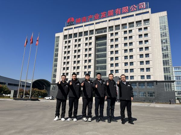 2023年10月14日，參加陜煤集團第二十屆班組長綜合素質(zhì)提升班，渭化集團公司班組長代表在神南學院辦公樓前合影留念.jpg