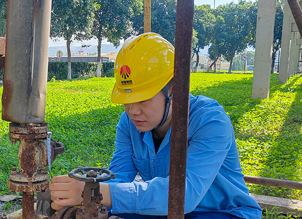 10月19日下午，張建國正在測(cè)量準(zhǔn)備要更換的蒸汽疏水閥門尺寸.jpg