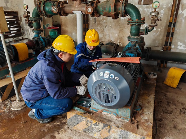 1月份，電氣檢修人員正在更換高效節(jié)能電機(jī).jpg