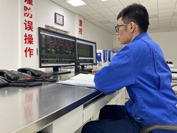 春節(jié)值班期間，運(yùn)行員工第五江明在認(rèn)真監(jiān)視變電所內(nèi)設(shè)備運(yùn)行數(shù)據(jù).jpg