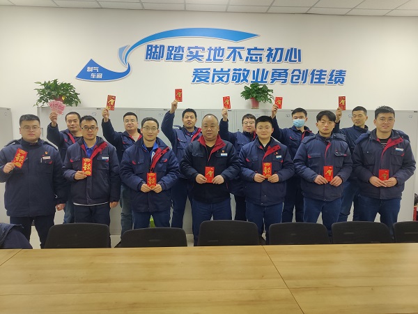 2月11日，大年初二車間管理人員為白班在崗人員，化工二班派發(fā)新春紅包照片.jpg