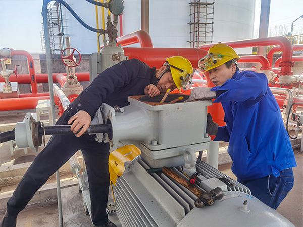 2月22日，檢修三班在191罐區(qū)更換節(jié)能電機(jī).jpg