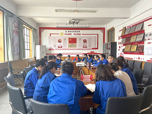 3月5日，渭河塑業(yè)公司以融入生產(chǎn)經(jīng)營(yíng)抓黨建為引領(lǐng)，組織召開積極創(chuàng)新，實(shí)現(xiàn)生產(chǎn)經(jīng)營(yíng)管理提升研討會(huì)。.jpg