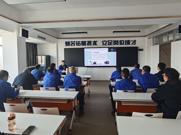 3月20日，計(jì)控電儀部青年講師郭愛(ài)軍為部門人員進(jìn)行Fisher智能定位器DVC6200專項(xiàng)培訓(xùn)1.jpg