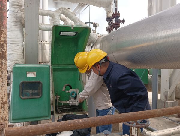 三期檢修差壓發(fā)電現(xiàn)場，計控電儀部空分尿素工段人員在現(xiàn)場檢修儀表設備并探討學習.jpg