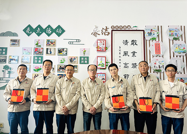4月18日下午，物料車間黨支部組織運行崗位職工開展“書廉韻 倡廉潔”仿宋字書廉比賽。--晉級選手發(fā)放獎品.JPG