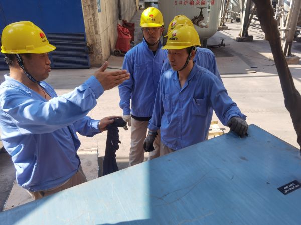 4月20日，王宏在現(xiàn)場給青工們講授高壓電機工作原理.jpg
