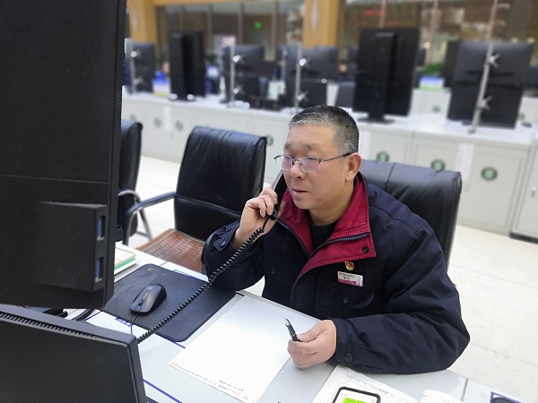 當班中，雷仲民正在通知電氣啟泵.jpg