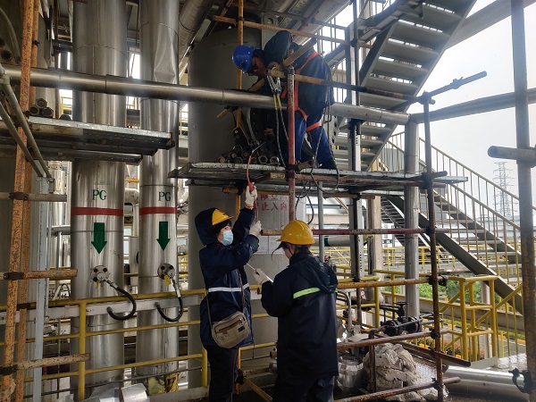 4月30日，分析人員對洗氨塔受限空間作業(yè)進行入罐前取樣分析.jpg