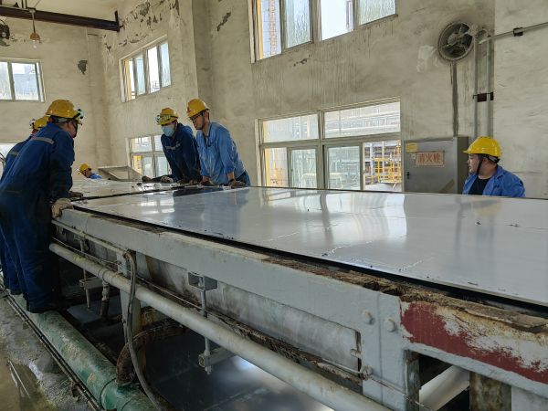 28日，合成車(chē)間、修造部人員共同搶修造粒機(jī).jpg