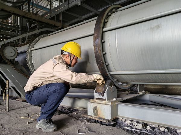 2024年5月20日，動力車間4號鍋爐冷渣器更換后運行人員正在對冷渣器做潤滑.jpg