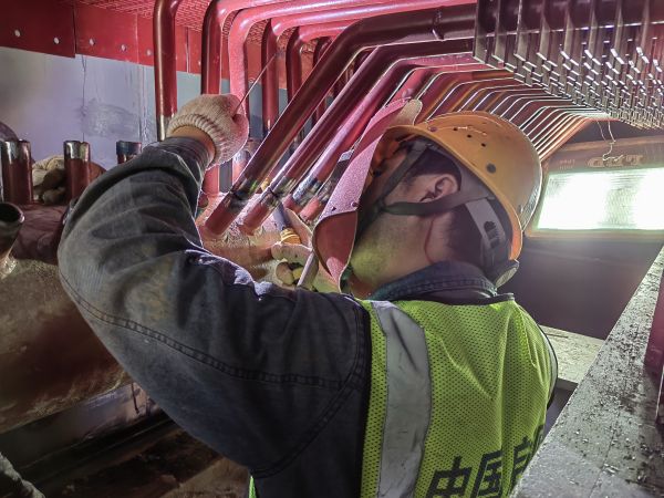 2024年5月20日，動力車間4號鍋爐施工單位檢修人員正在焊接新的省煤器.jpg