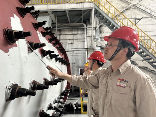 圖2 5月30日下午，制氣車間黨支部攜手聯(lián)合黨支部開(kāi)展聯(lián)學(xué)聯(lián)建融生產(chǎn)  裝置舊貌換新顏主題黨日活動(dòng)，制氣車間702磨煤機(jī)刷漆亮化活動(dòng)現(xiàn)場(chǎng)紀(jì)實(shí)。.jpg