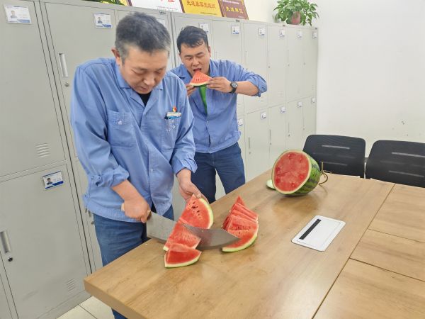 圖3 6月25日，班長雷仲民正在切西瓜。 肖歡 攝.jpg