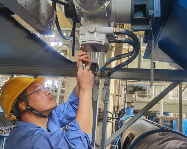 7月21日，檢修三班人員正在給煤機(jī)現(xiàn)場對入口閥進(jìn)行改造.jpg