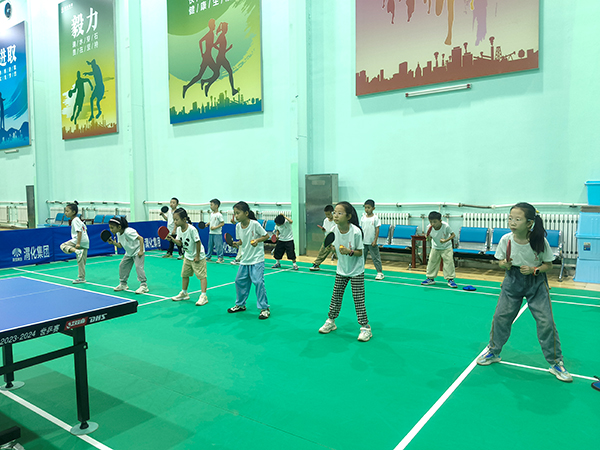 2024年8月1日，渭化集團(tuán)乒乓球館，小學(xué)生學(xué)習(xí)乒乓球.jpg