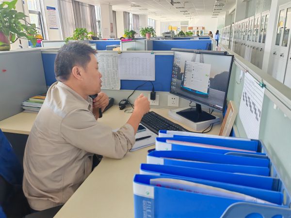 圖1 8月27日，安全員陳科武給現(xiàn)場監(jiān)護人員打電話強調安全有關事項。.jpg