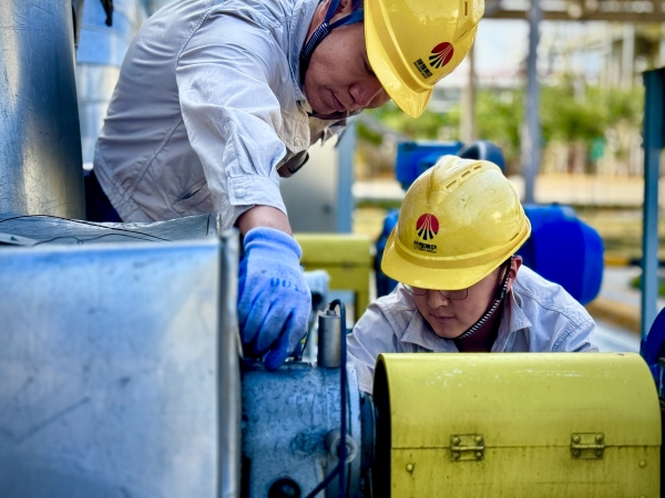 2024年9月，乙二醇車間職工在認真檢查機泵運行情況.jpg