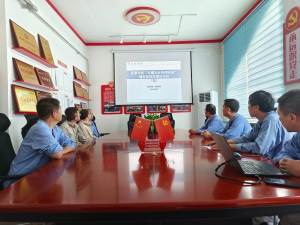 9月26日，技術(shù)員曾迎軍對(duì)班組進(jìn)行懂會(huì)能日常培訓(xùn).jpg