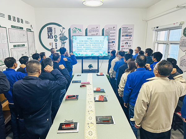 10月21日下午，物料車間黨支部開展了以“敲響廉潔警鐘、繃緊安全之弦、筑牢廉潔安全‘雙防線’”為主題的警示教育活動，--圖為職工進行安全承諾宣誓.jpg