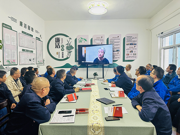 10月21日下午，物料車間黨支部開展了以“敲響廉潔警鐘、繃緊安全之弦、筑牢廉潔安全‘雙防線’”為主題的警示教育活動，--圖為觀看廉潔警示教育專題片.jpg