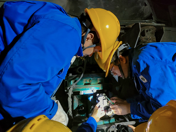 10月30日晚22時(shí)，工藝配合電氣人員拆卸故障電機(jī)。.jpg