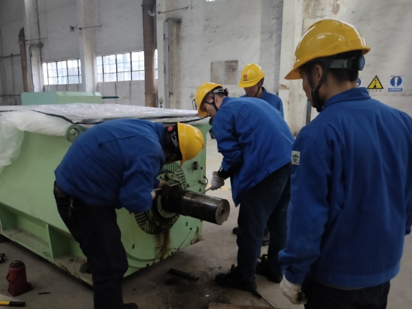 14日，計(jì)控電儀部檢修二班正在對(duì)循環(huán)水泵電機(jī)進(jìn)行維修.jpg