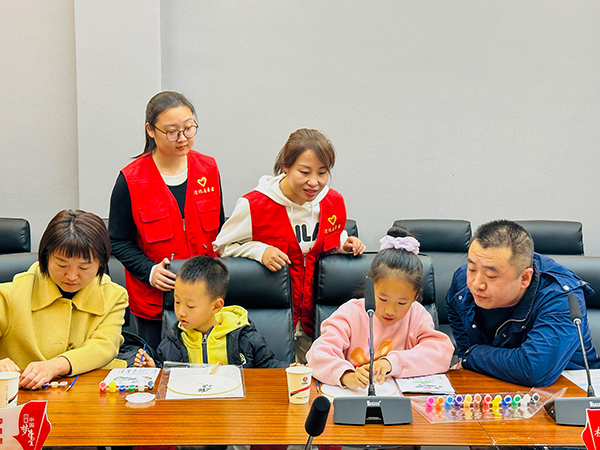 11月30日晚，物料車間黨支部開展“清風(fēng)常伴 以廉守家”為主題的廉潔文化進(jìn)家庭活動(dòng)--志愿者指導(dǎo).jpg