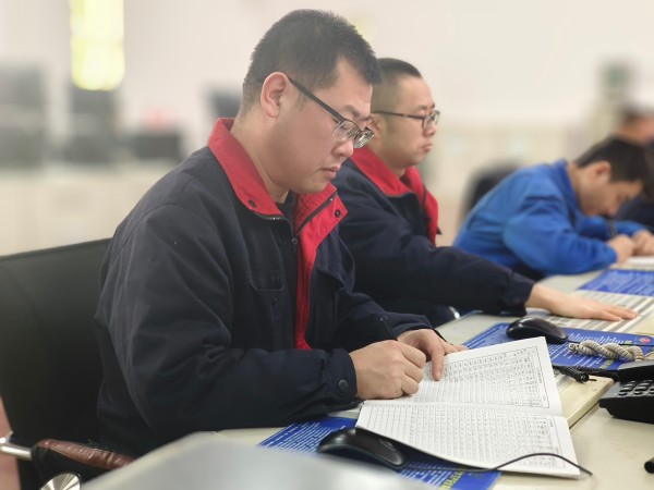 12月2日，尿素車間化工三班中控人員認真監(jiān)盤1.jpg