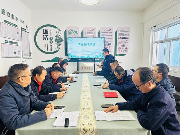1月9日下午，物料車間黨支部組織黨員領(lǐng)導(dǎo)干部及重點(diǎn)崗位人員開展了新年“第一課”活動(dòng)。--圖為重點(diǎn)崗位人員趙宇進(jìn)行清正廉潔承諾.jpg