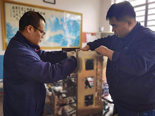 1月14日，檢修一班技術(shù)骨干正在對(duì)氬壓縮機(jī)控制回路技術(shù)改造2.jpg